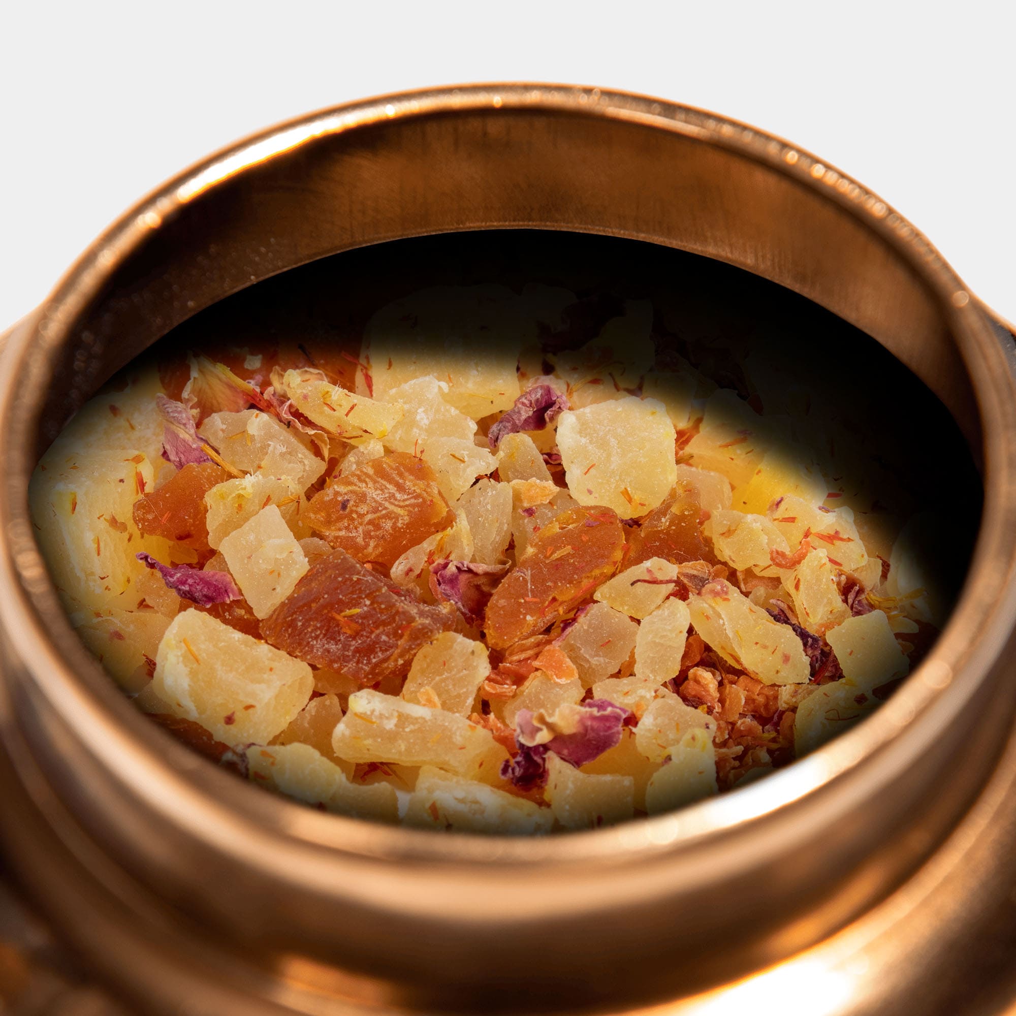 187 os ingredientes da essência, Manga, Abacaxi, Cenoura, Damasco, Rose Pétalas, Cártamo, dentro de uma lata dourada