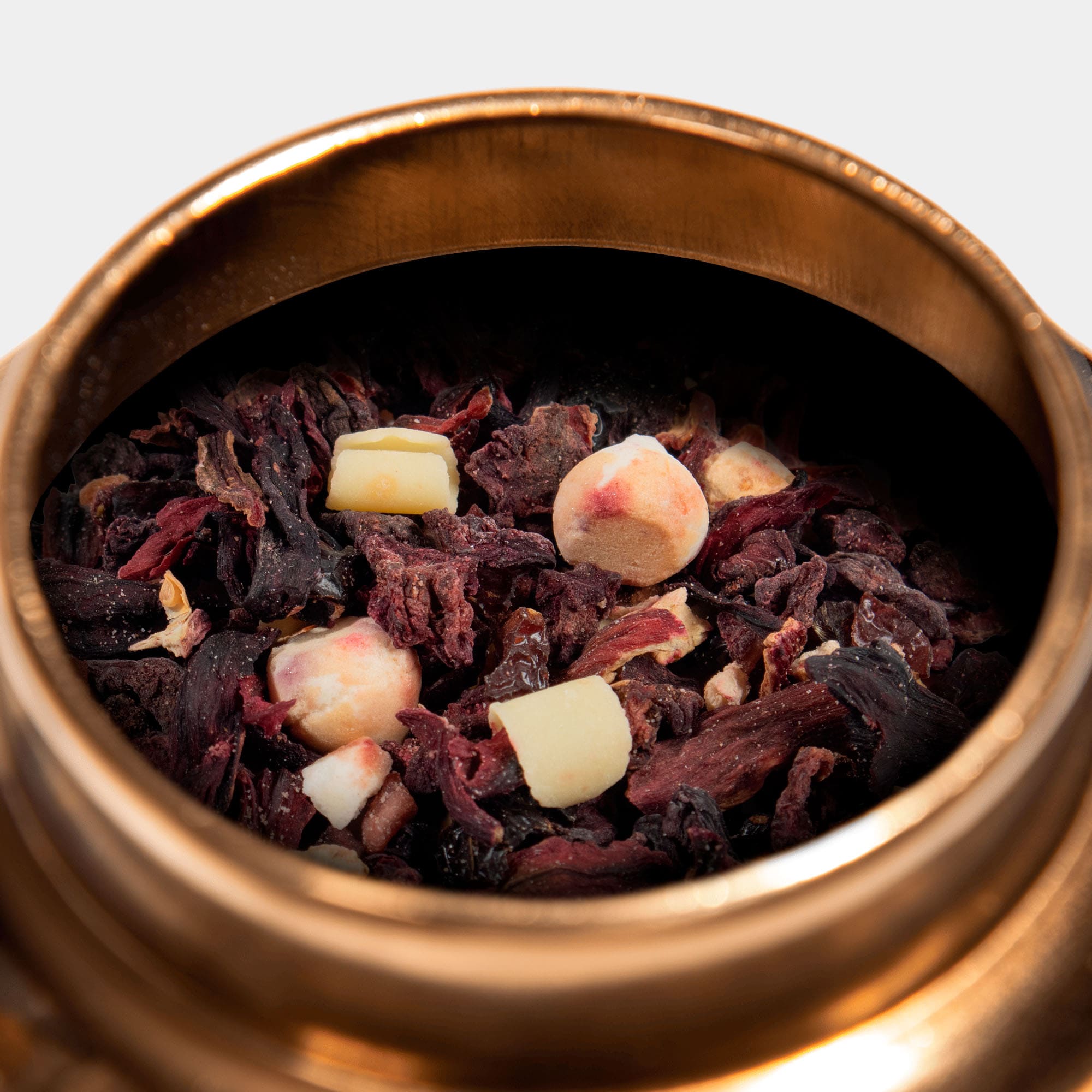 infusão de xarope vermelho rubi dentro da lata dourada