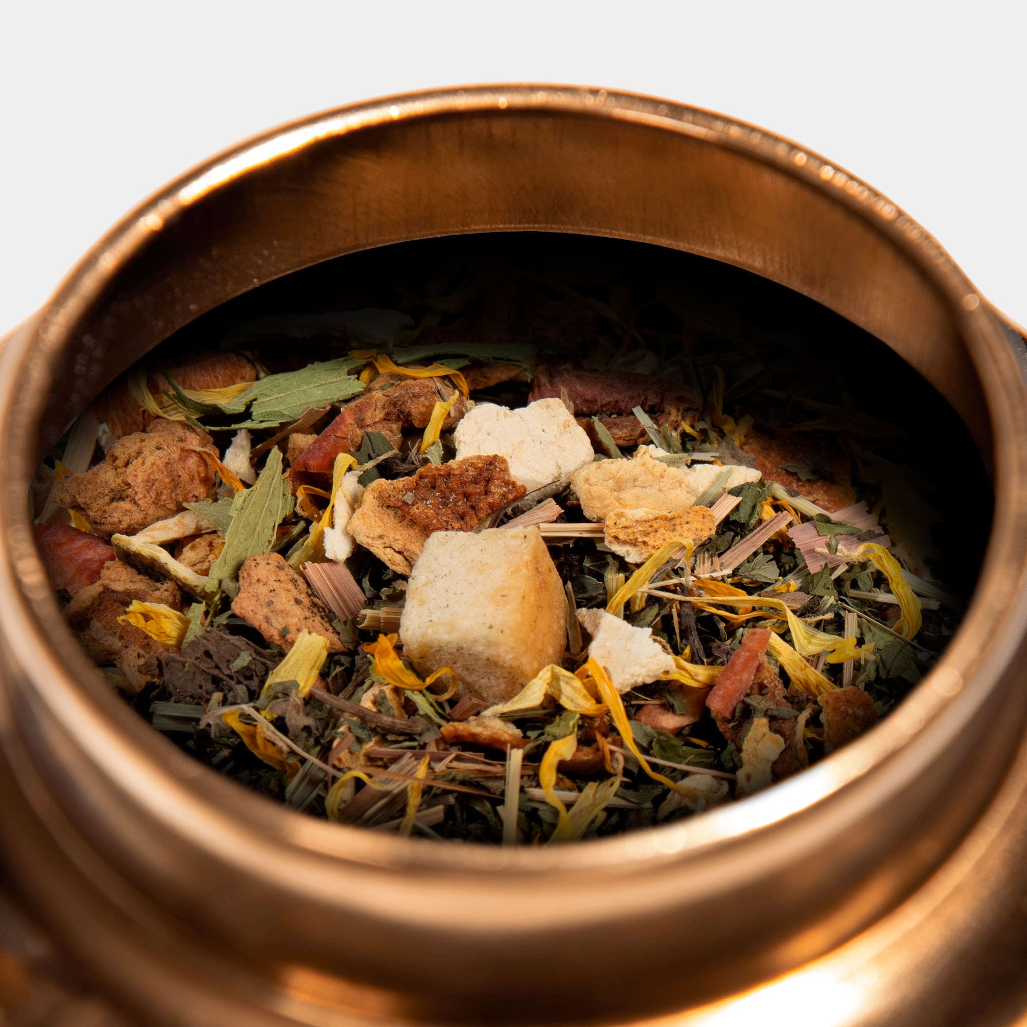 a infusão do elixir da tarde dentro da lata dourada